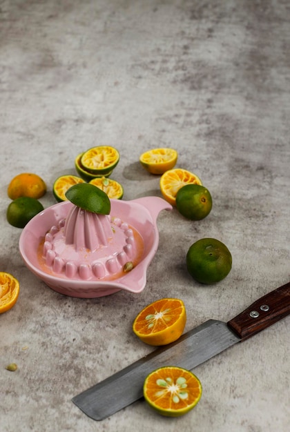 Jus d'orange fraîchement écrasé (Jeruk Peras en Indonésie) Servir sur un verre au-dessus d'une table en ciment brun