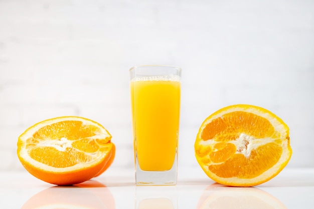 Jus d'orange fraîchement pressé dans un verre sur une table.