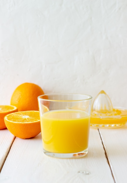 Jus d'orange fraîchement pressé sur fond blanc. Alimentation équilibrée. Régime. La nourriture végétarienne.