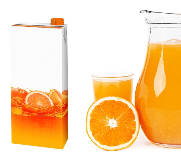 Jus d'orange frais dans une boîte en verre et en carton