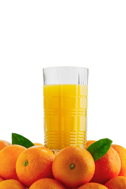 Jus d'orange frais dans des fruits orange en verre isolés sur la conception d'emballage de concept publicitaire blanc