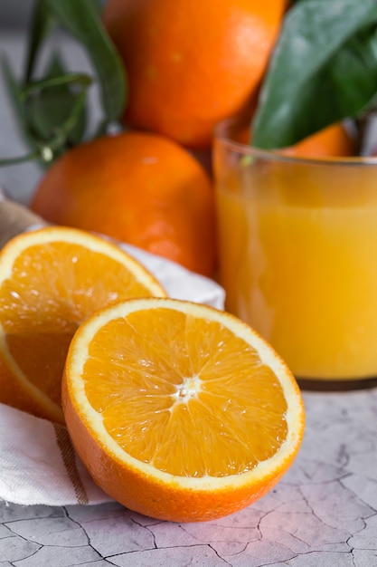 Jus d&#39;orange frais dans une tasse en verre