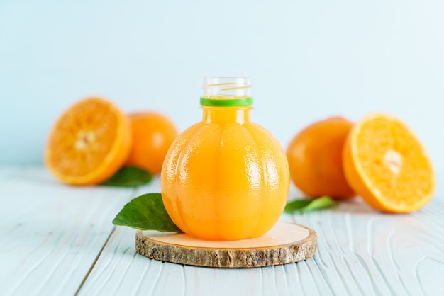 Jus d'orange frais sur fond de bois