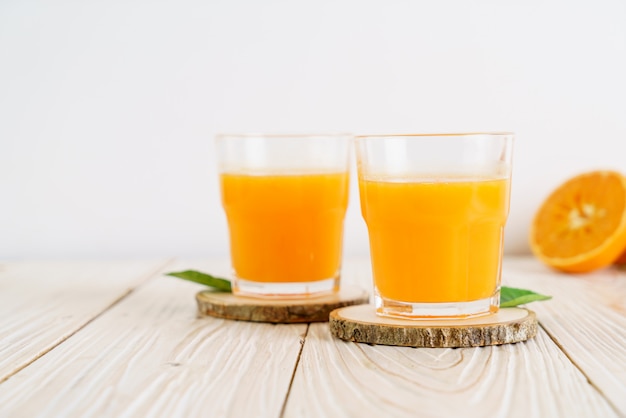 Jus d'orange frais sur fond de bois