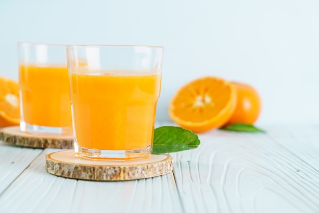 Jus d'orange frais sur fond de bois