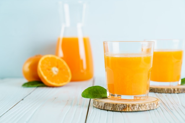 Jus d'orange frais sur fond de bois