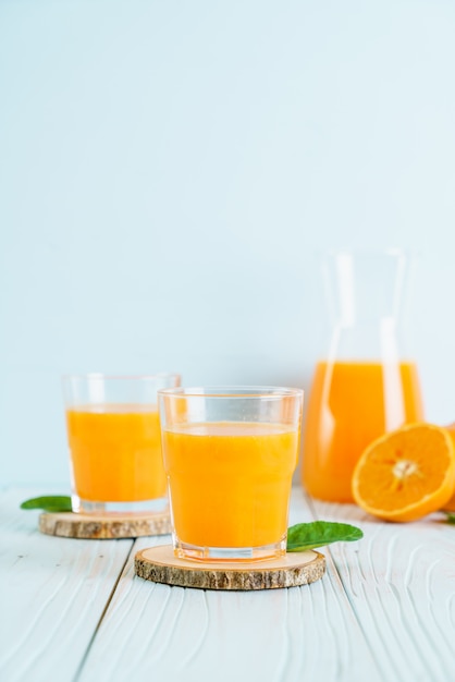 Jus d'orange frais sur fond de bois