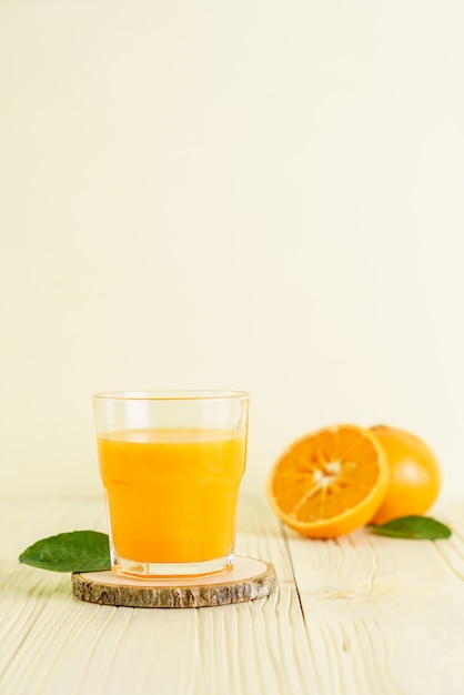 Jus d'orange frais sur fond de bois