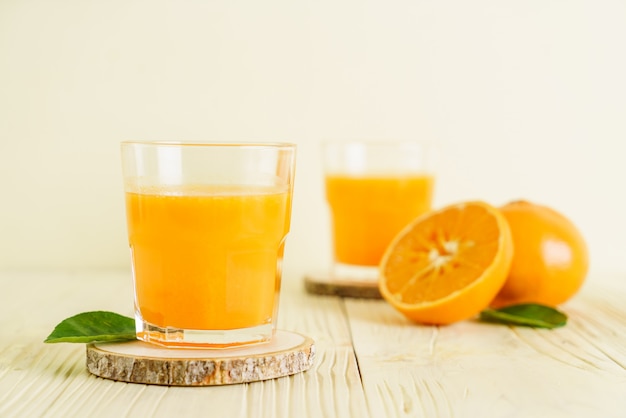 Jus d'orange frais sur fond de bois