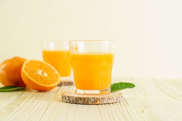 Jus d'orange frais sur fond de bois