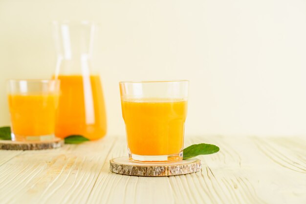 Jus d'orange frais sur fond de bois