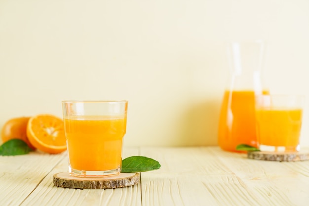 Jus d'orange frais sur fond de bois