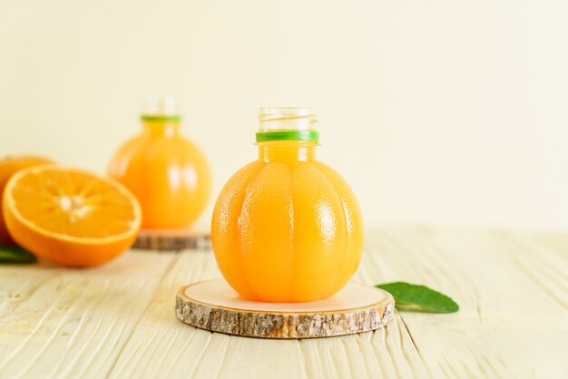 Jus d'orange frais sur fond de bois