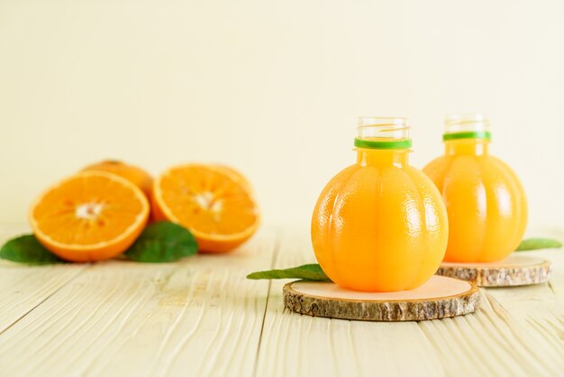 Jus d'orange frais sur fond de bois