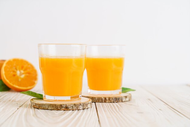 Jus d'orange frais sur fond de bois