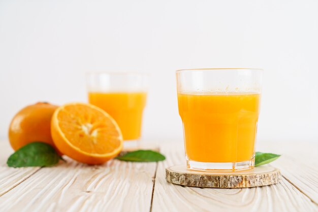 Jus d'orange frais sur fond de bois