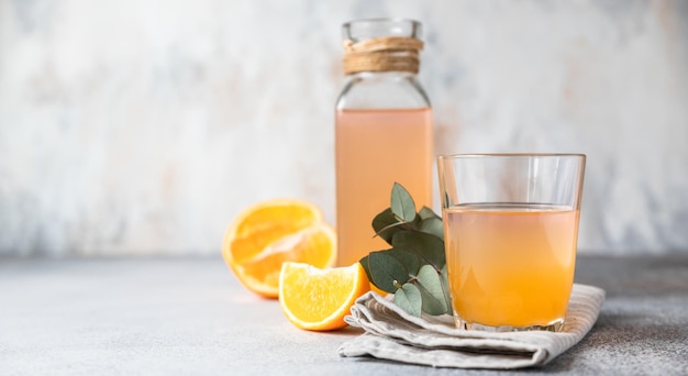 Jus d'orange frais froid et rafraîchissant en verre et bouteille d'orange fraîche