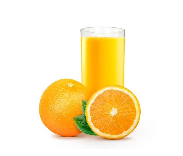 Jus d'orange frais avec des fruits isolés sur fond blanc