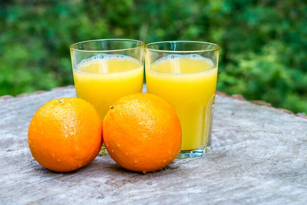 Jus D'orange Frais Avec Des Fruits D'oranges à L'extérieur