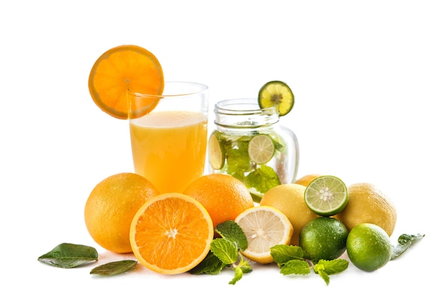 Jus d'orange frais et mojito classique avec orange, citron vert et menthe autour isolé sur blanc