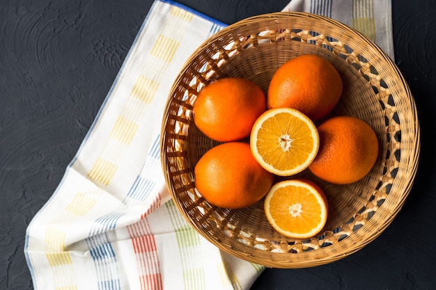 Jus d'orange frais et oranges de fruits frais sur un tableau noir