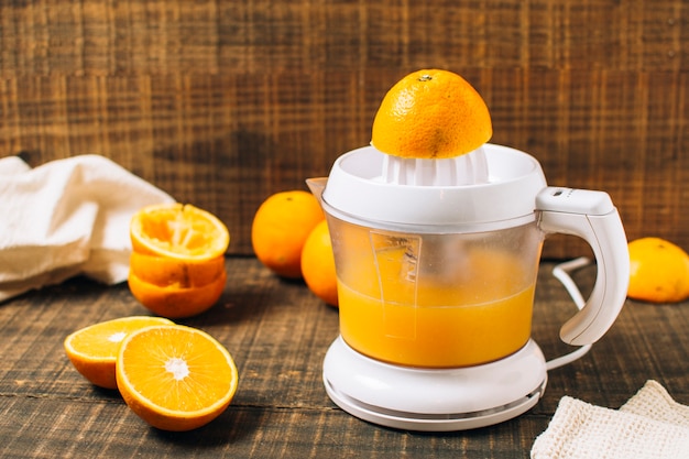 Photo jus d'orange frais avec presse-agrumes manuel