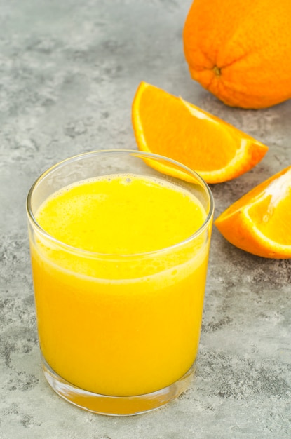 Jus d'orange frais avec pulpe, nourriture saine.