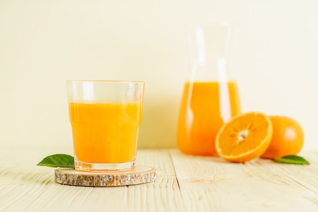 Jus d'orange frais sur la surface du bois