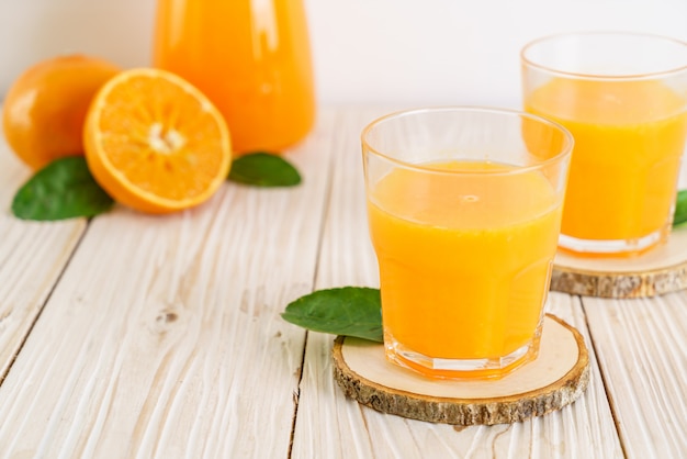 Jus d'orange frais sur une table en bois