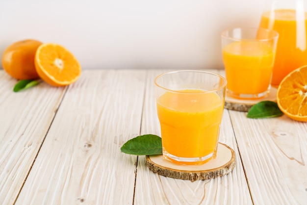 Jus d'orange frais sur une table en bois