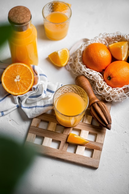 Jus d'orange frais sur un tableau blanc