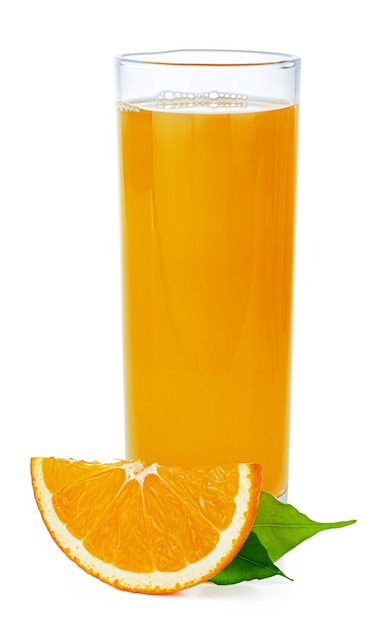 Jus d'orange frais en verre isolé sur blanc