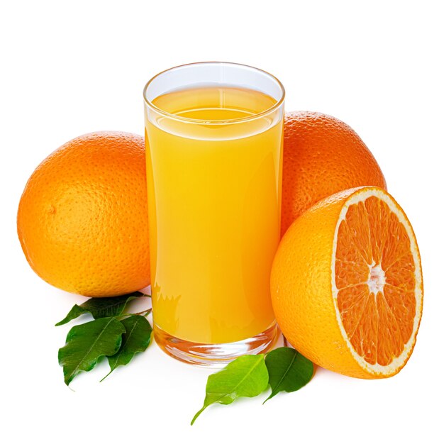 Jus d'orange frais en verre isolé