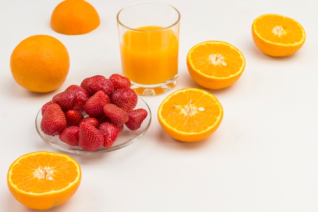 Jus d'orange, fraises oranges pour une collation saine.