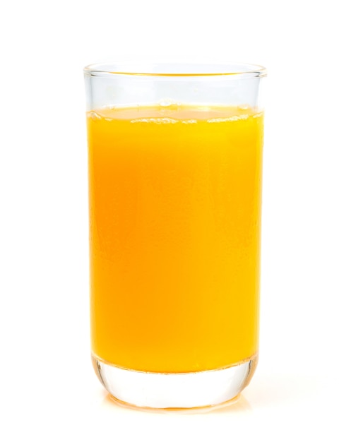 Jus d'orange et fruits sur fond blanc