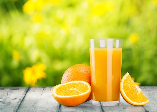 Jus d'orange avec des fruits frais sur fond