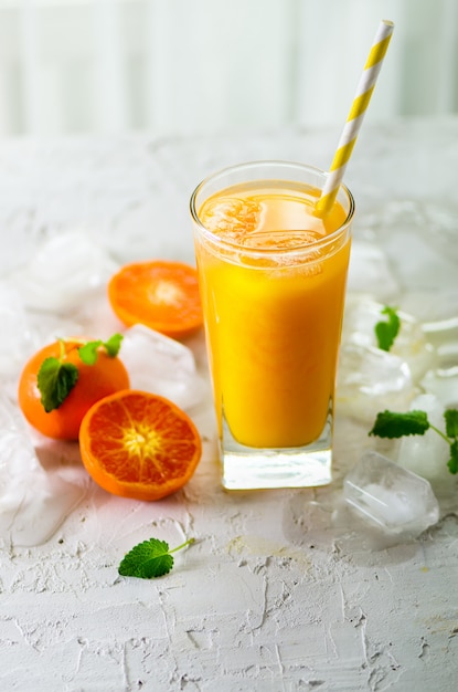 Jus d&#39;orange avec glace et mandarines. Copyspace. Boisson froide pour une chaude journée d&#39;été