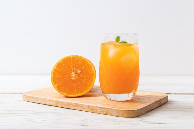 jus d'orange avec de la glace