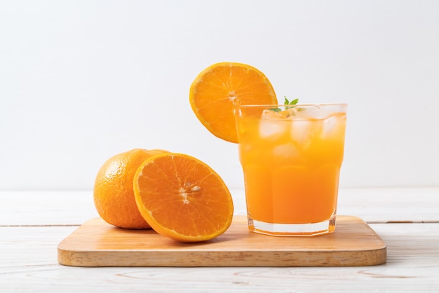 jus d'orange avec de la glace