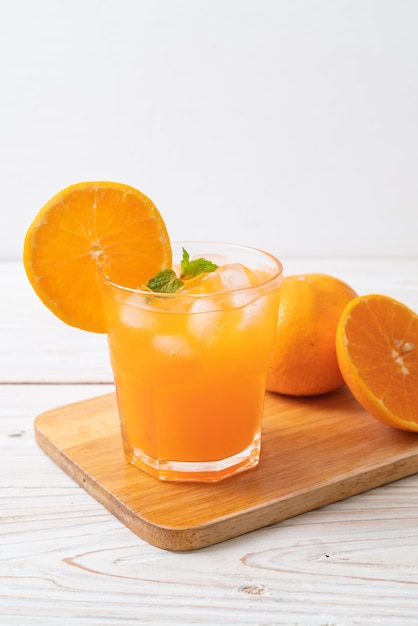 jus d'orange avec de la glace