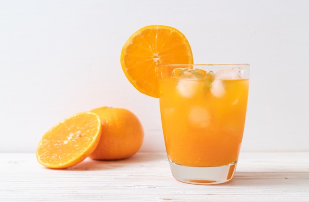 jus d'orange avec de la glace