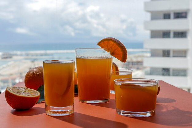 Jus d'orange d'en haut sur les murs colorés.