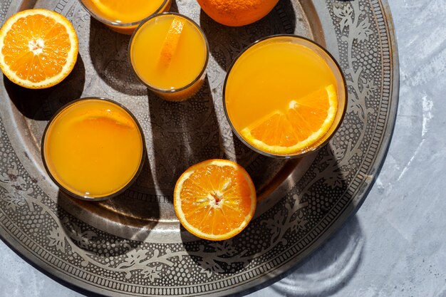 Jus d'orange d'en haut sur les murs gris.