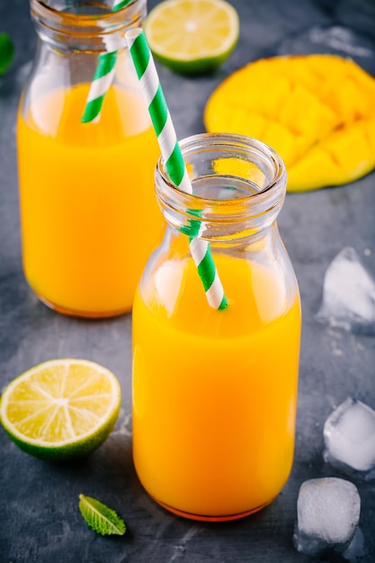 Jus d'orange mangue avec glace et citron vert dans des verres
