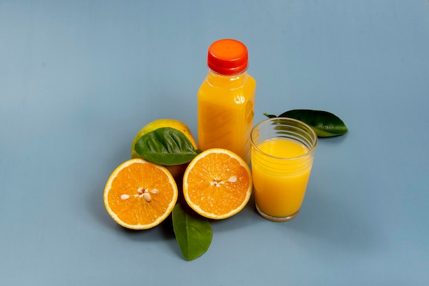 Jus d'orange naturel dans le verre avec bouteille sur le côté