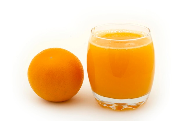 Jus d'orange et d'orange sur fond blanc