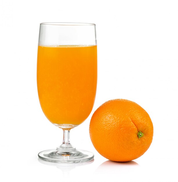 Jus d'orange et orange isolé