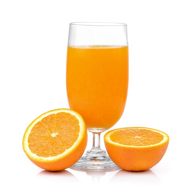 Jus d'orange et orange sur mur blanc