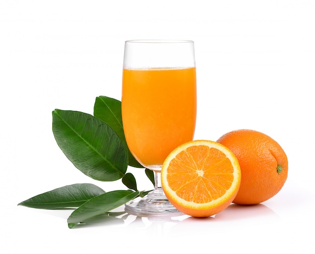 Jus d'orange et orange sur mur blanc