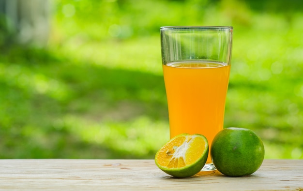 Jus d&#39;orange avec des oranges fraîches